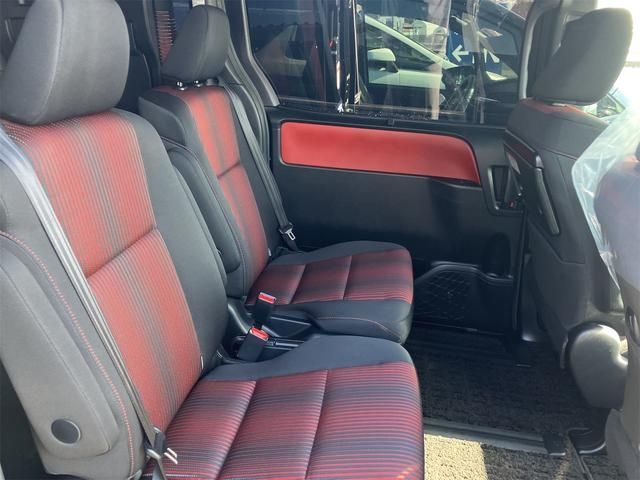 TOYOTA VOXY 4WD 2018 Image 31