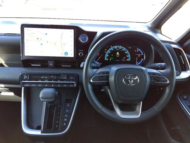 TOYOTA VOXY HYBRID 4WD 2022 Image 31
