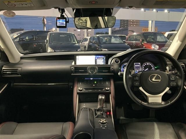 TOYOTA LEXUS IS300H AWD 2017 Image 31