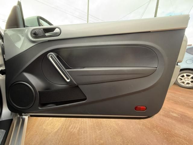 VOLKSWAGEN THE BEETL 2012 Image 31