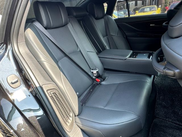 TOYOTA CROWN SEDAN HYBRID 2023 Image 31