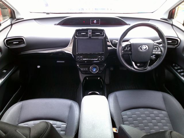 TOYOTA PRIUS PHV 2018 Image 31