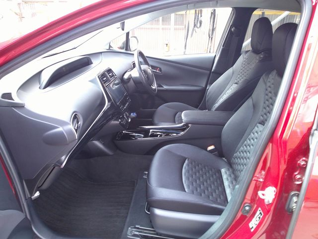 TOYOTA PRIUS PHV 2018 Image 31