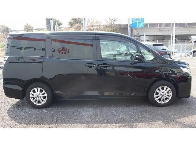 TOYOTA VOXY 2017 Image 31