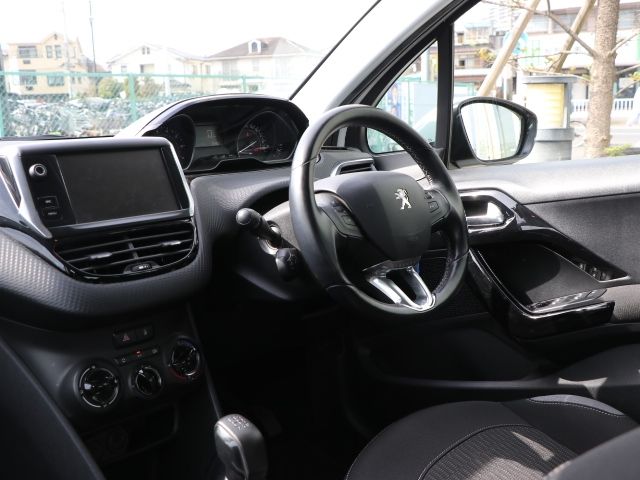 PEUGEOT 208 2016 Image 31
