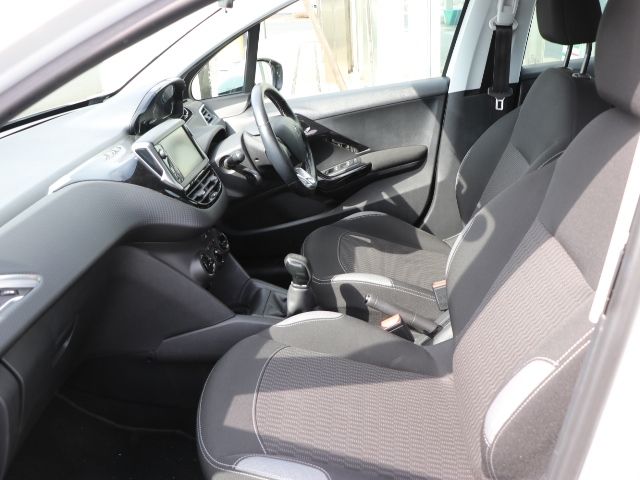 PEUGEOT 208 2016 Image 31