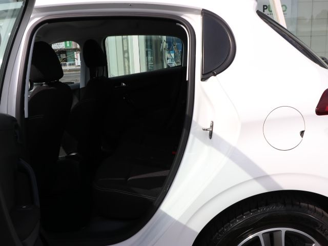 PEUGEOT 208 2016 Image 31