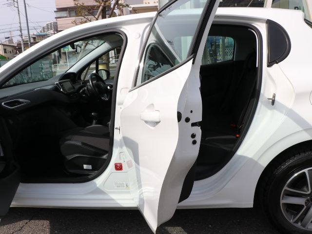 PEUGEOT 208 2016 Image 31