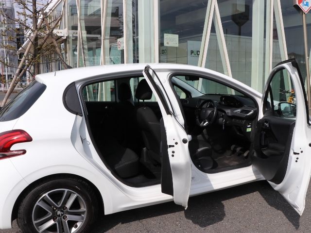 PEUGEOT 208 2016 Image 31