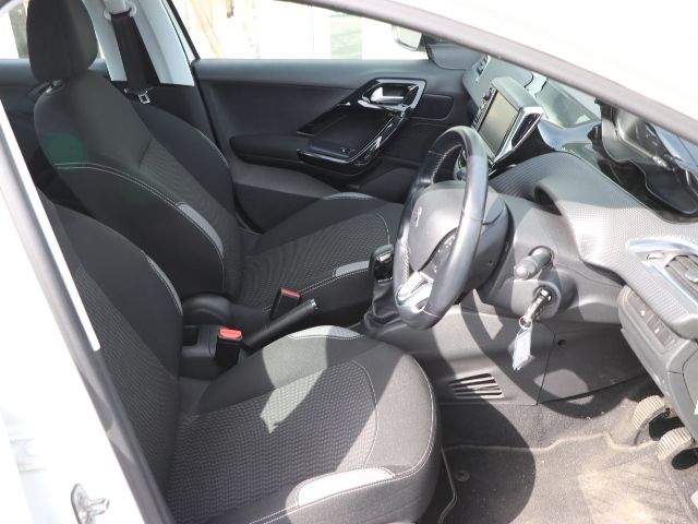 PEUGEOT 208 2016 Image 31