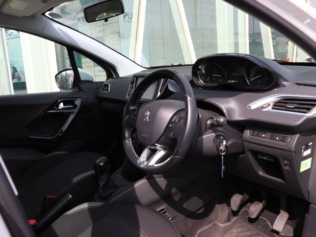 PEUGEOT 208 2016 Image 31