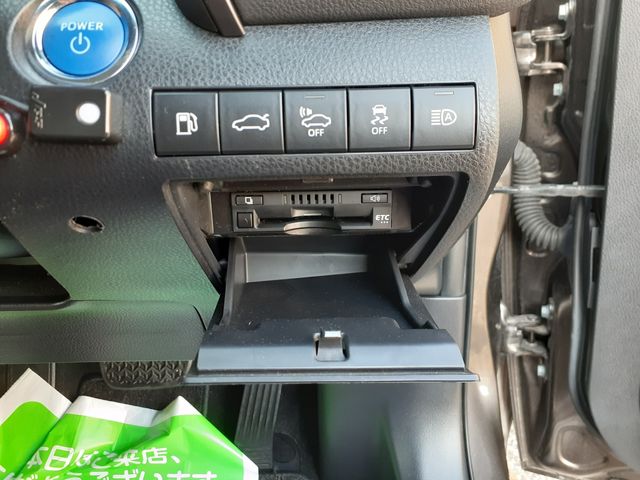 TOYOTA CAMRY HYBRID 2018 Image 31