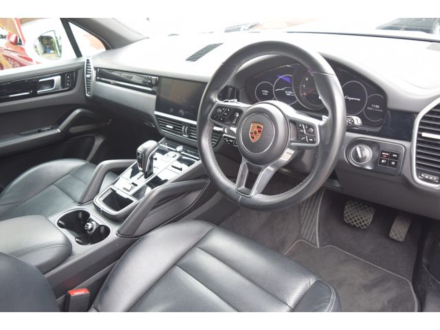 PORSCHE CAYENNE 2018 Image 31