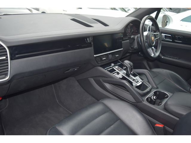 PORSCHE CAYENNE 2018 Image 31