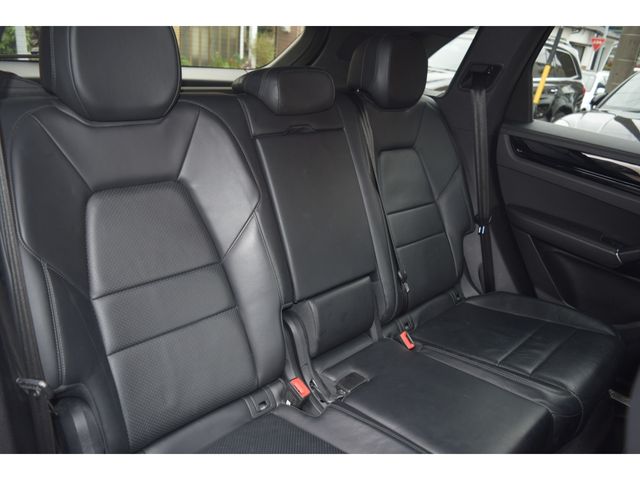 PORSCHE CAYENNE 2018 Image 31