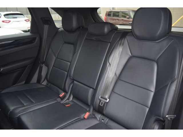 PORSCHE CAYENNE 2018 Image 31