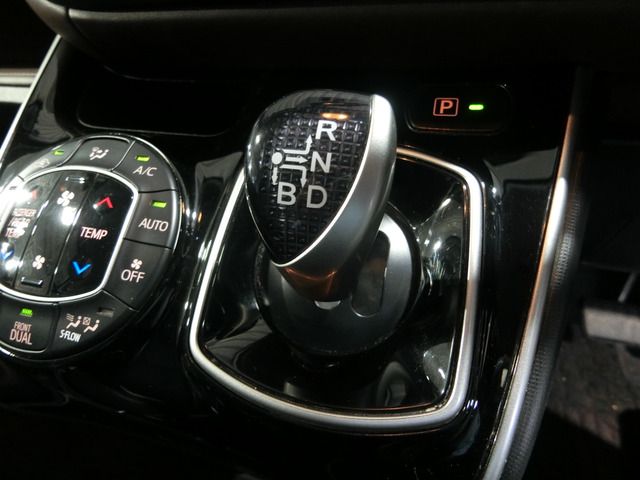 TOYOTA ESQUIRE HYBRID 2015 Image 31