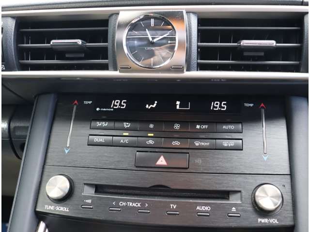 TOYOTA LEXUS IS300H AWD 2018 Image 31