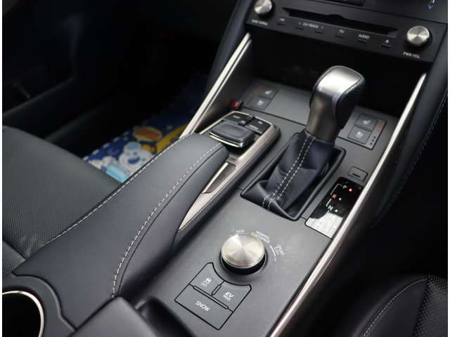 TOYOTA LEXUS IS300H AWD 2018 Image 31