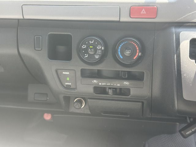 TOYOTA HIACE VAN 4WD 2010 Image 31
