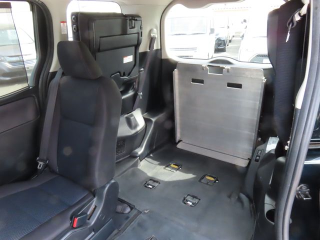 TOYOTA VOXY 2014 Image 31