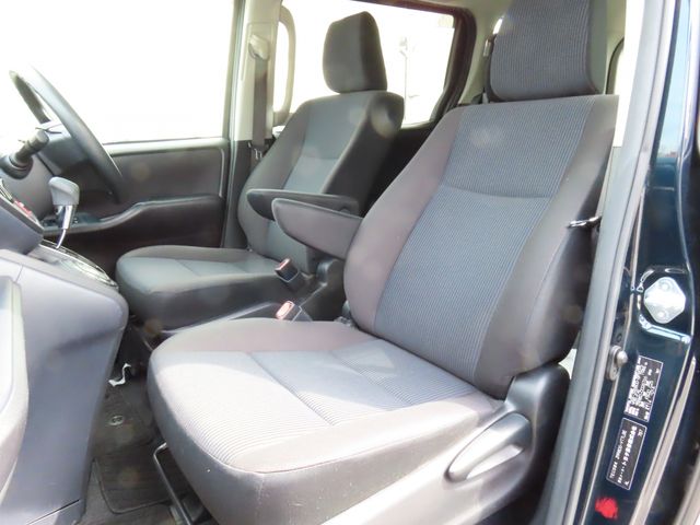 TOYOTA VOXY 2014 Image 31