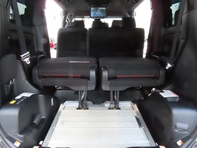 TOYOTA VOXY 2018 Image 31