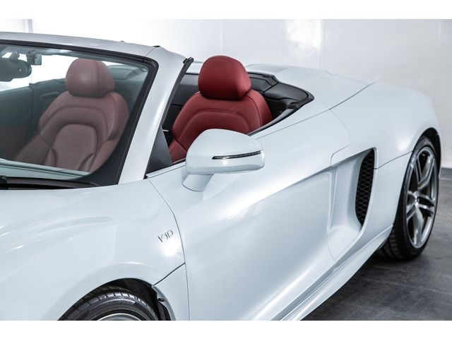 AUDI AUDI R8 SPYDER 2012 Image 31