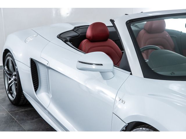 AUDI AUDI R8 SPYDER 2012 Image 31