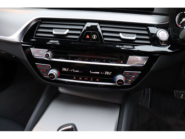 BMW 5SERIES TOURING 2019 Image 31