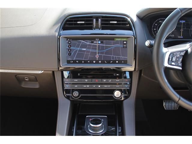 JAGUAR F-PACE 2018 Image 31