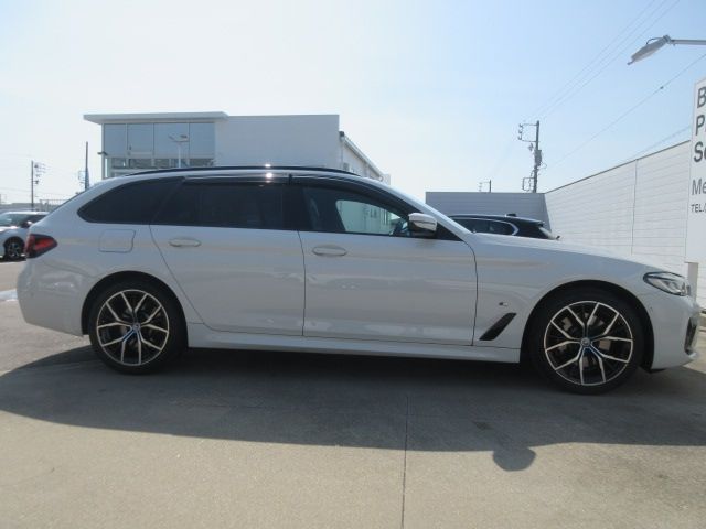 BMW 5SERIES TOURING 2022 Image 31