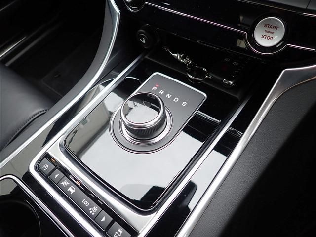 JAGUAR XESERIES 2017 Image 31