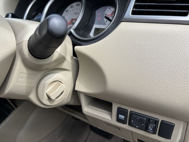 NISSAN TIIDA 2012 Image 31