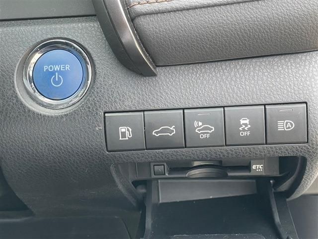 TOYOTA CAMRY HYBRID 2018 Image 31