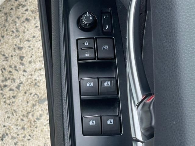 TOYOTA CAMRY HYBRID 2018 Image 31