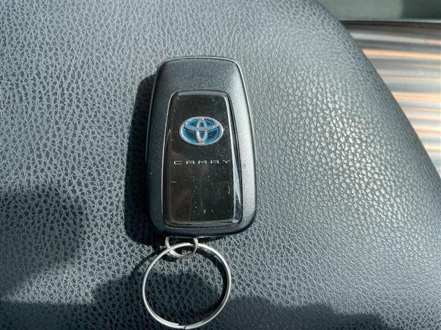 TOYOTA CAMRY HYBRID 2018 Image 31