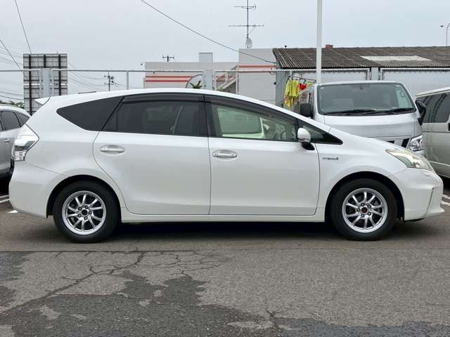 TOYOTA PRIUS ALPHA 2013 Image 31