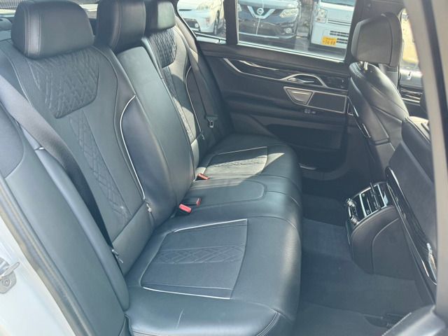 BMW 7SERIES 2017 Image 31