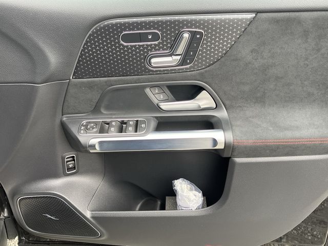 MERCEDES BENZ EQB 2025 Image 31