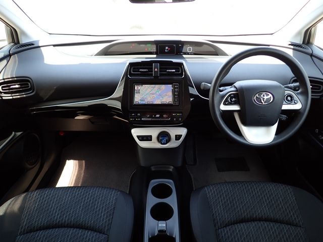 TOYOTA PRIUS 2017 Image 31