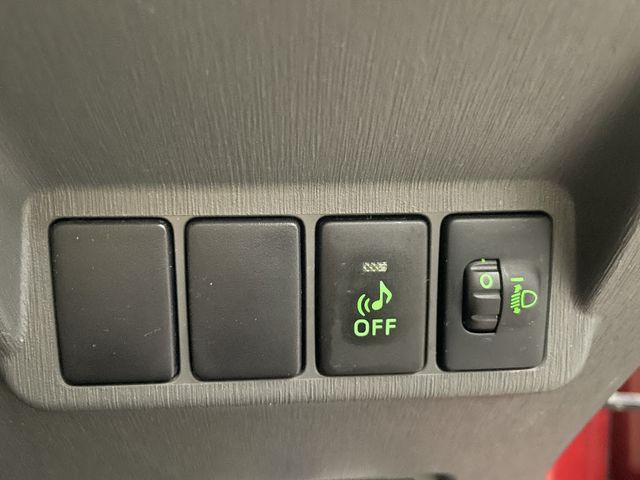 TOYOTA PRIUS ALPHA 2013 Image 31