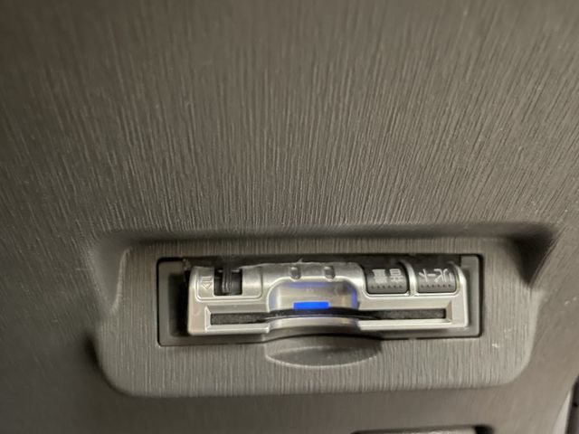 TOYOTA PRIUS ALPHA 2013 Image 31