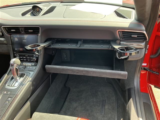 PORSCHE 911 2018 Image 31