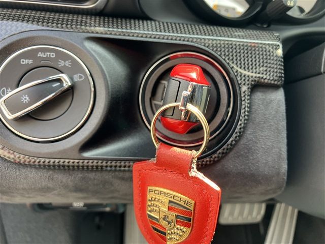 PORSCHE 911 2018 Image 31