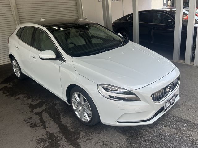 VOLVO V40 2019 Image 31