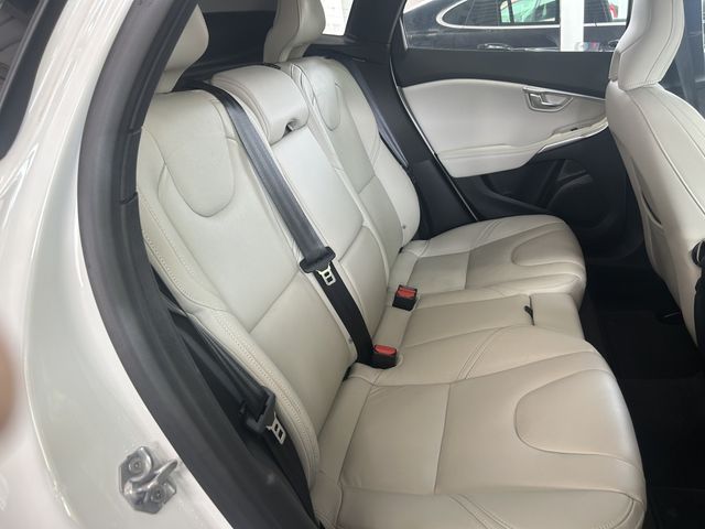 VOLVO V40 2019 Image 31