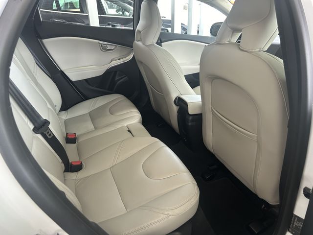 VOLVO V40 2019 Image 31