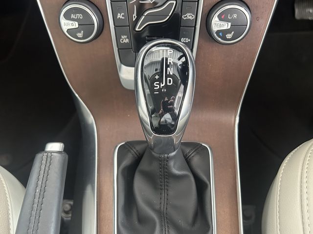 VOLVO V40 2019 Image 31