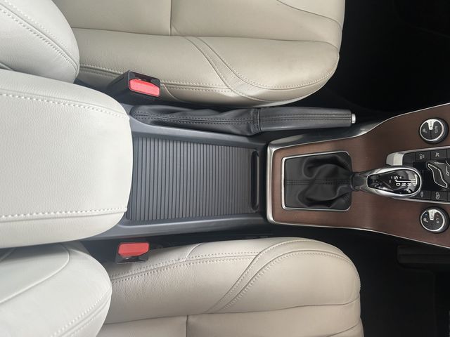 VOLVO V40 2019 Image 31